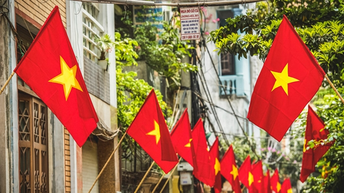 Hà Nội treo cờ Tổ quốc chào mừng 71 năm Ngày Giải phóng Thủ đô