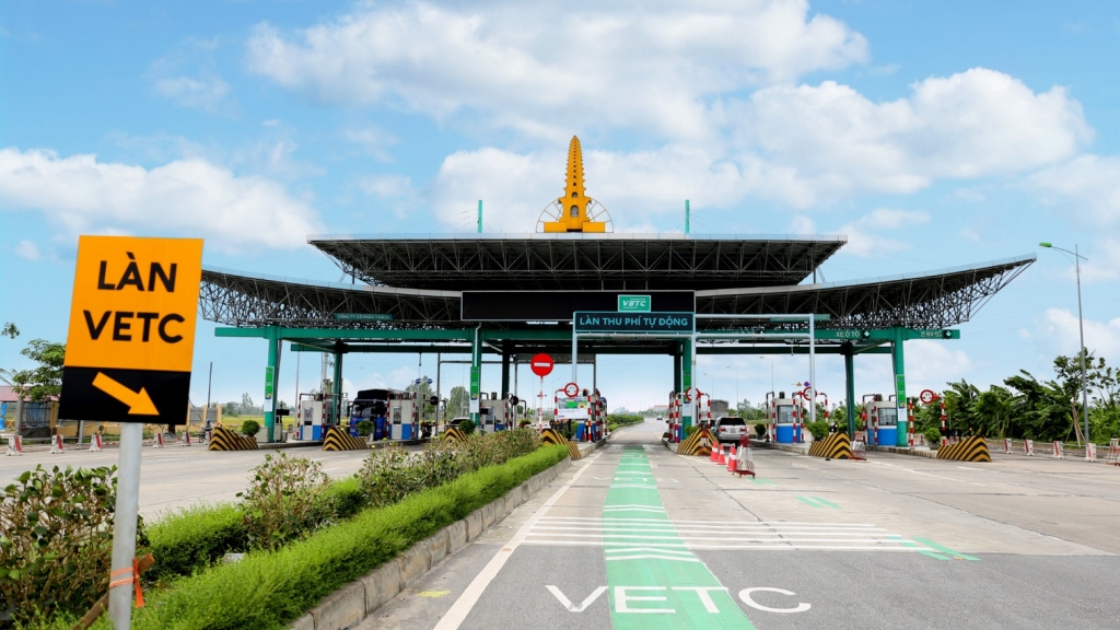 Miễn phí qua trạm thu phí cho các xe chở hàng cứu trợ bão lũ