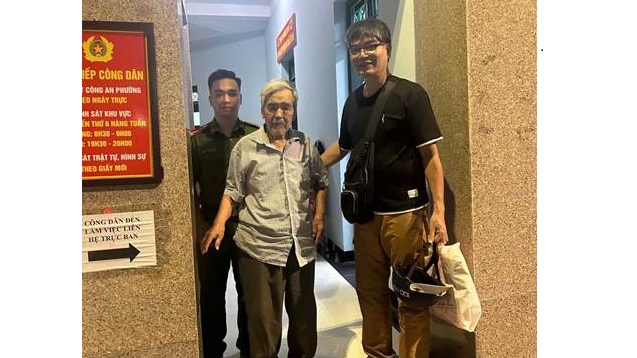 Giúp đỡ cụ ông cao tuổi đi lang thang tại đường Lạc Long Quân