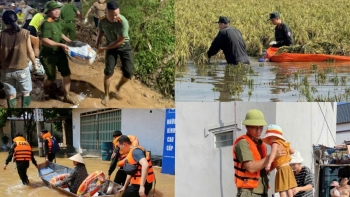 Xúc động về những hình ảnh chiến sĩ Công an Thủ đô hỗ trợ người dân ứng phó với mưa lũ