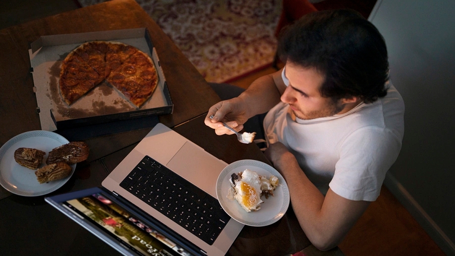 Ăn tối muộn và đi ngủ sau khi ăn: thói quen tưởng vô hại nhưng âm thầm tàn phá sức khỏe