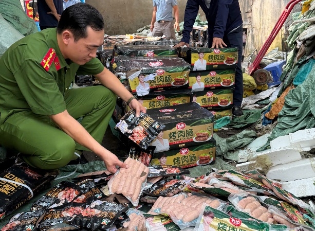 Gần 1,7 tấn xúc xích không rõ nguồn gốc bị thu giữ. Ảnh: CQCA