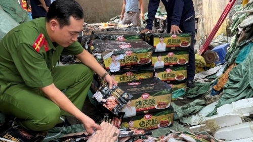 Gần 1,7 tấn xúc xích không nguồn gốc, chuẩn bị "tuồn" ra thị trường