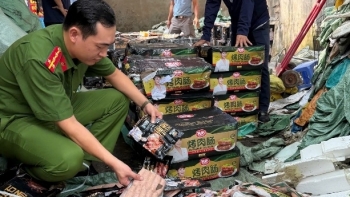 Gần 1,7 tấn xúc xích không nguồn gốc, chuẩn bị 