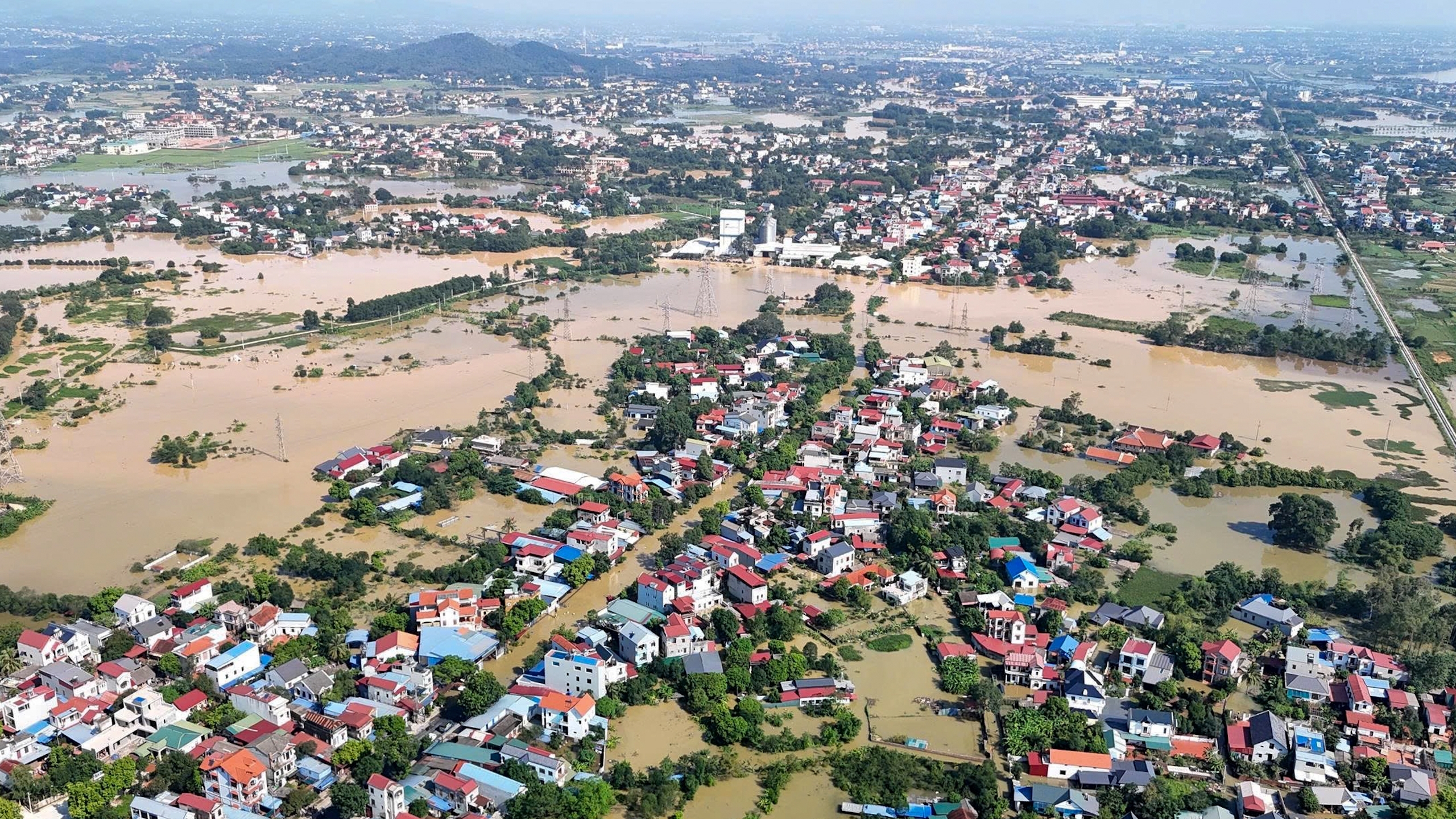 Hà Nội căng mình ứng phó lũ lớn, hàng nghìn hộ dân được cứu trợ và di dời khẩn cấp
