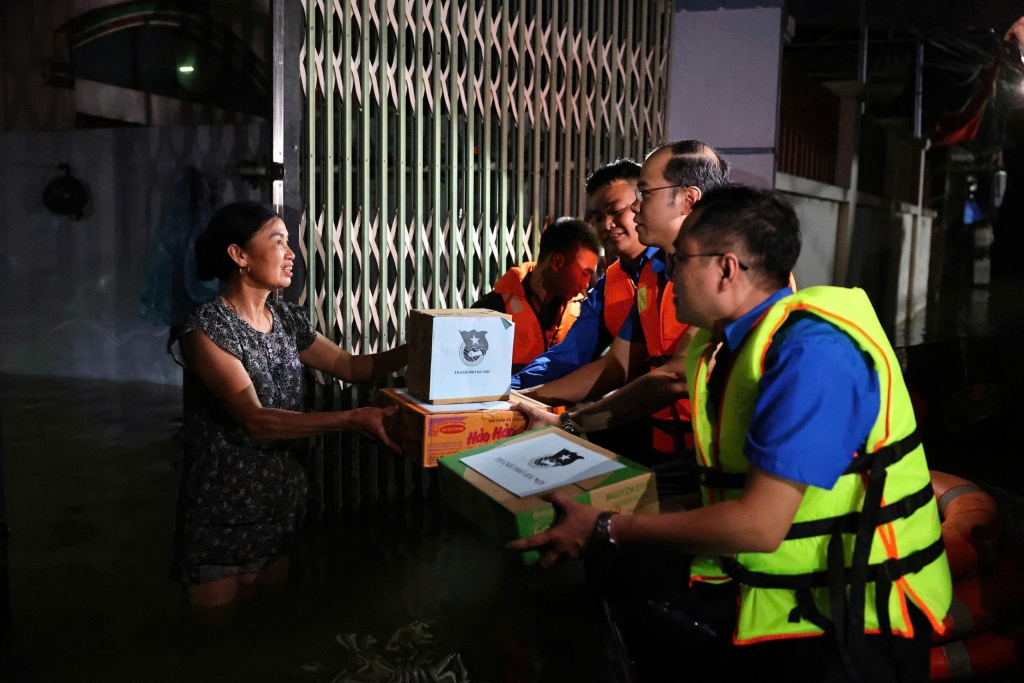 Thành đoàn Hà Nội trao tặng nhu yếu phẩm hỗ trợ Nhân dân vùng ngập lụt