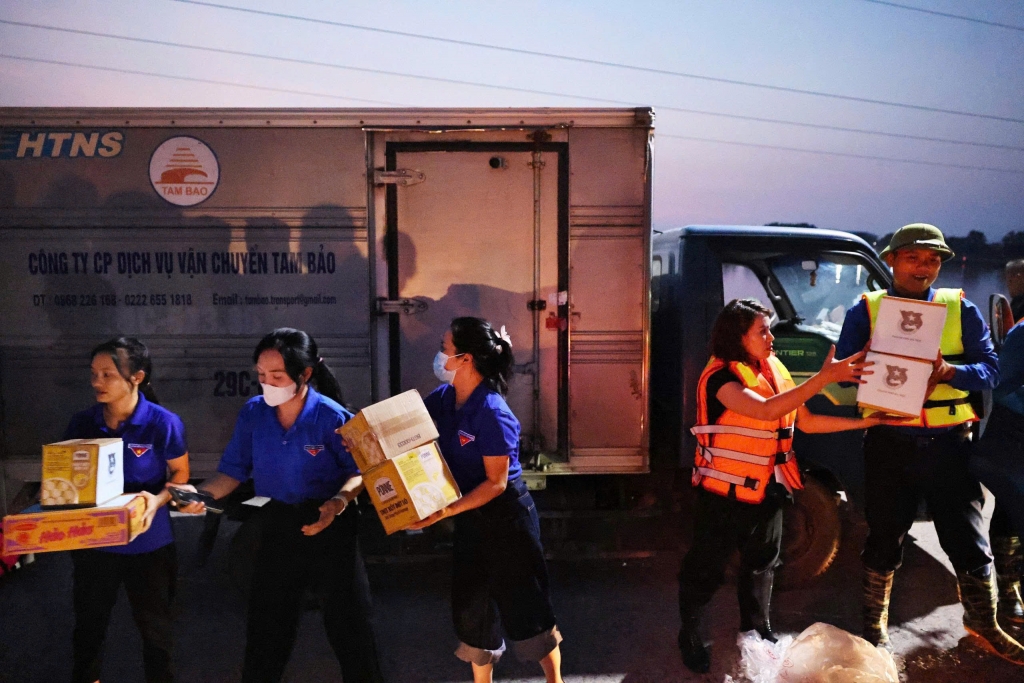 Thành đoàn Hà Nội trao tặng nhu yếu phẩm hỗ trợ Nhân dân vùng ngập lụt