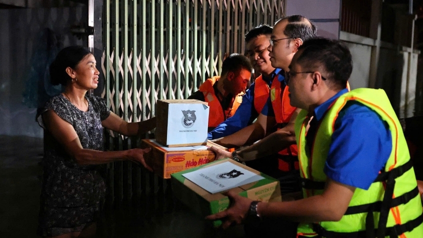 Thành đoàn Hà Nội trao tặng nhu yếu phẩm hỗ trợ Nhân dân vùng ngập lụt