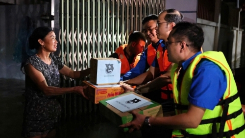 Thành đoàn Hà Nội trao tặng nhu yếu phẩm hỗ trợ Nhân dân vùng ngập lụt