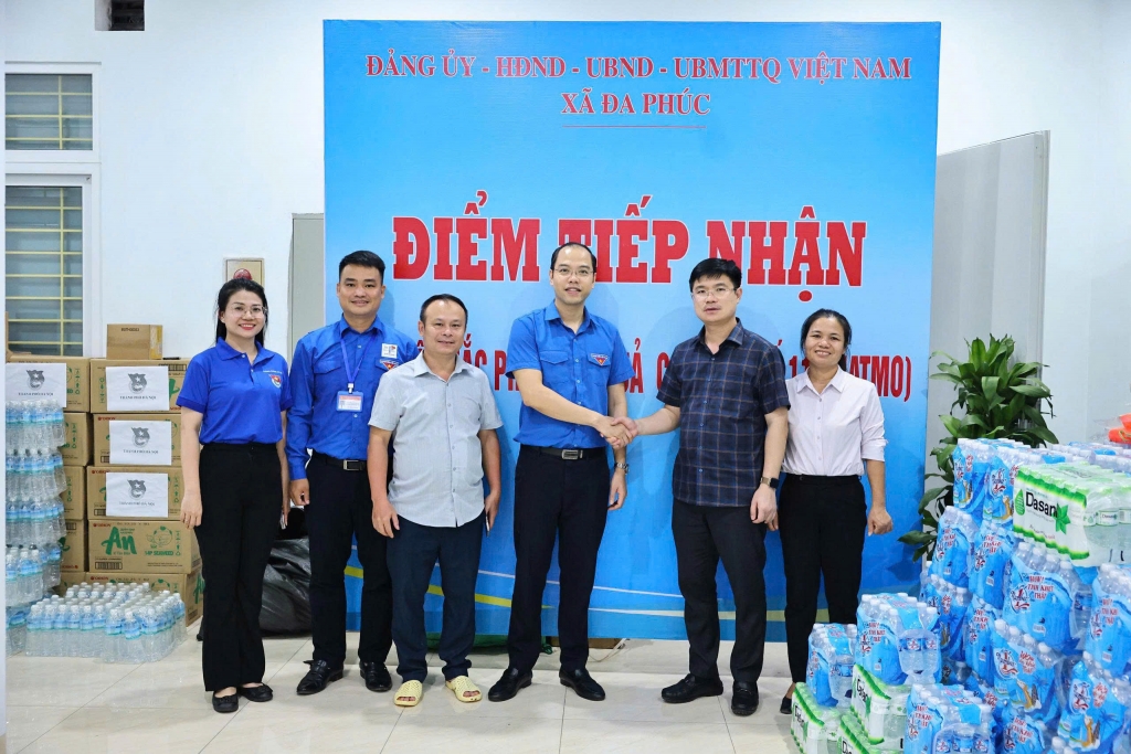 Thành đoàn Hà Nội trao tặng nhu yếu phẩm hỗ trợ Nhân dân vùng ngập lụt