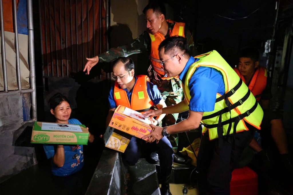 Thành đoàn Hà Nội trao tặng nhu yếu phẩm hỗ trợ Nhân dân vùng ngập lụt