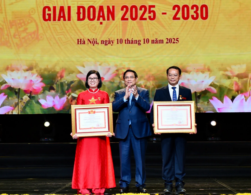 Thủ tướng Chính phủ Phạm Minh Chính trân trọng trao danh hiệu “Chiến sĩ thi đua toàn quốc” tặng 2 cá nhân