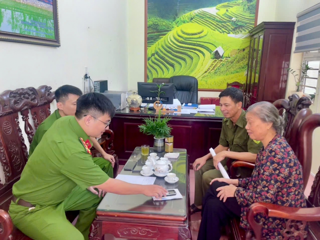 Cán bộ Công an xã Yết Kiêu tuyên truyền, hướng dẫn người dân nhận diện thủ đoạn lừa đảo. Ảnh: CQCA