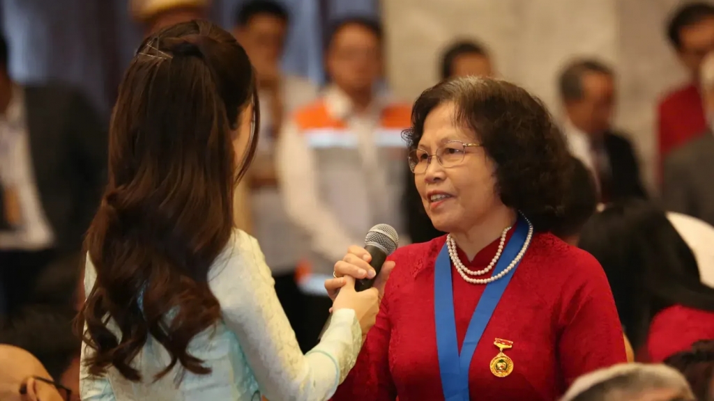 Xúc động những câu chuyện về “bông hoa đẹp” của Thủ đô