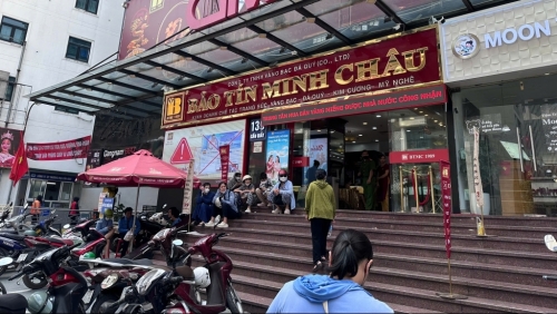 Người mua chen nhau, tiệm vàng chỉ “một chiều” mua vào