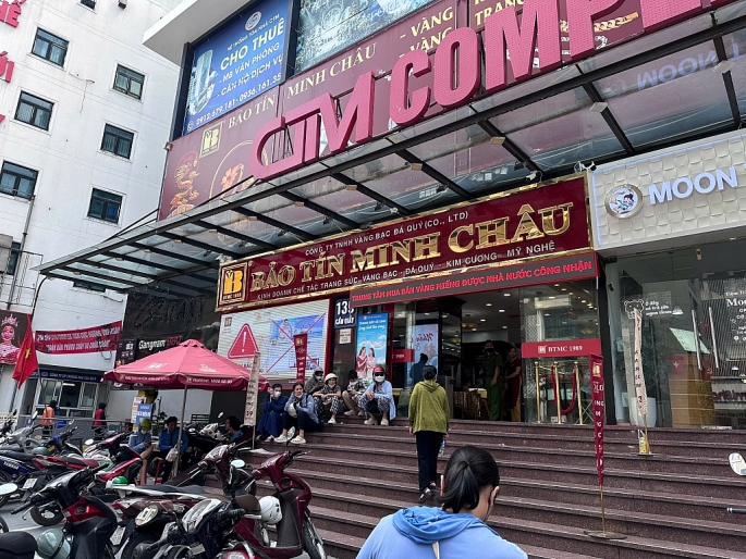 Người mua chen nhau, tiệm vàng chỉ “một chiều” mua vào