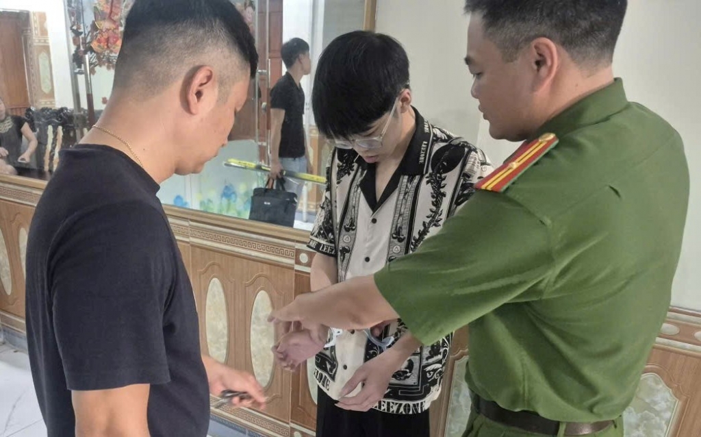 Cơ quan công an kiểm tra nơi các đối tượng ở trọ. Ảnh: CQCA