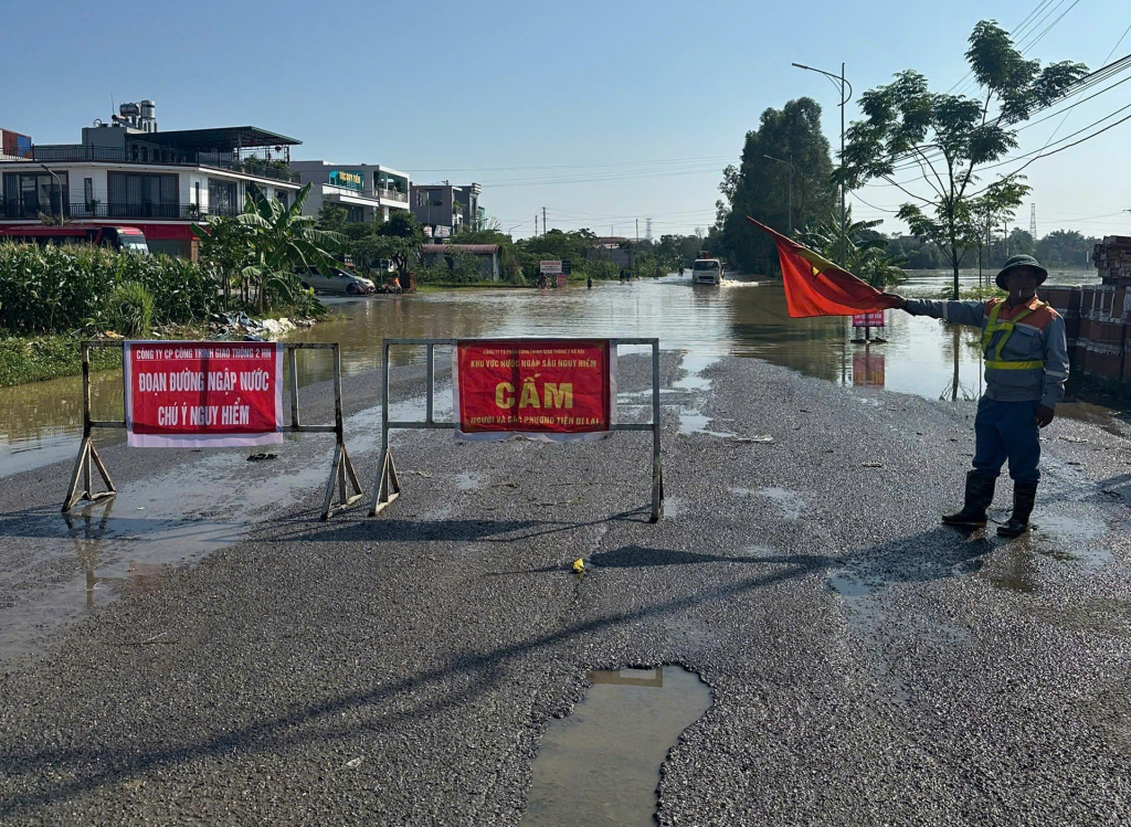 Sở Xây dựng Hà Nội vừa có hướng dẫn phân luồng tổ chức giao thông, bảo đảm an toàn giao thông tại các vị trí bị ngập úng do ảnh hưởng của cơn bão số 11 trên Quốc lộ 3. Sở Xây dựng Hà Nội vừa có hướng dẫn phân luồng tổ chức giao thông, bảo đảm an toàn giao thông tại các vị trí bị ngập úng do ảnh hưởng của cơn bão số 11 trên Quốc lộ 3.