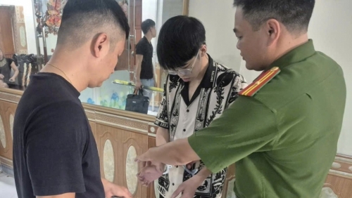 Từ việc kiểm tra nam thanh niên, lộ ra ổ nhóm ma túy phức tạp