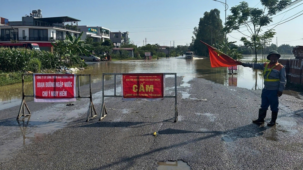 Hà Nội phân luồng giao thông tạm thời trên Quốc lộ 3 cho đến khi hết ngập