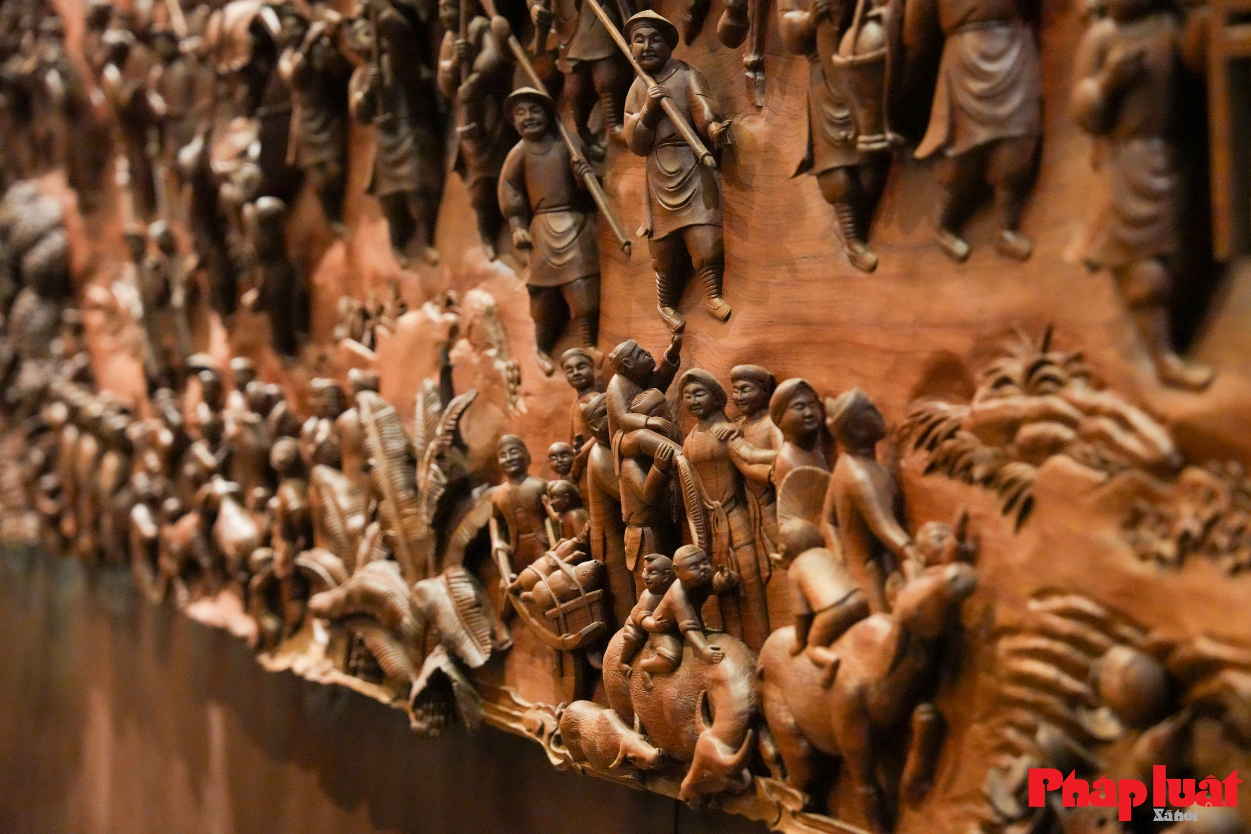 Cận cảnh bức tranh gỗ 