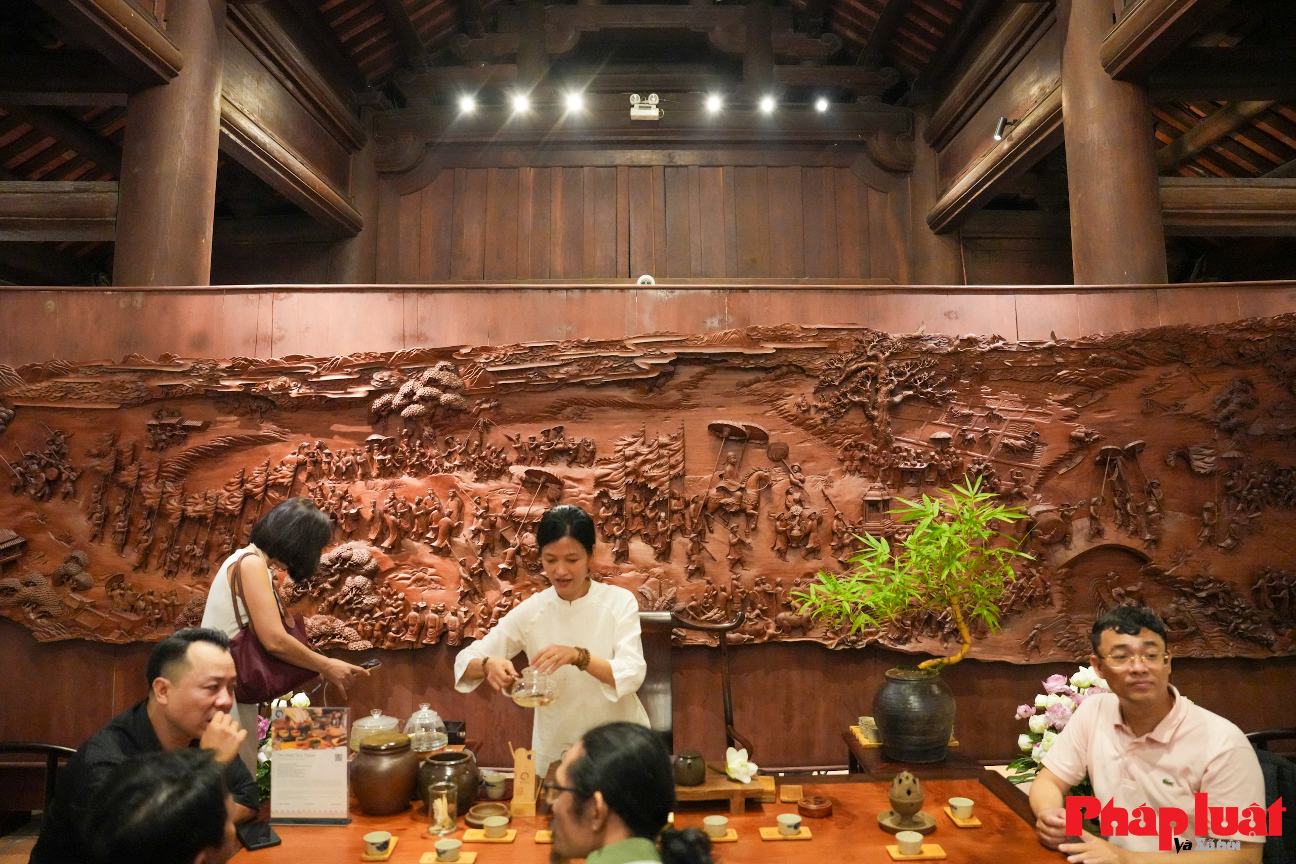 Cận cảnh bức tranh gỗ 