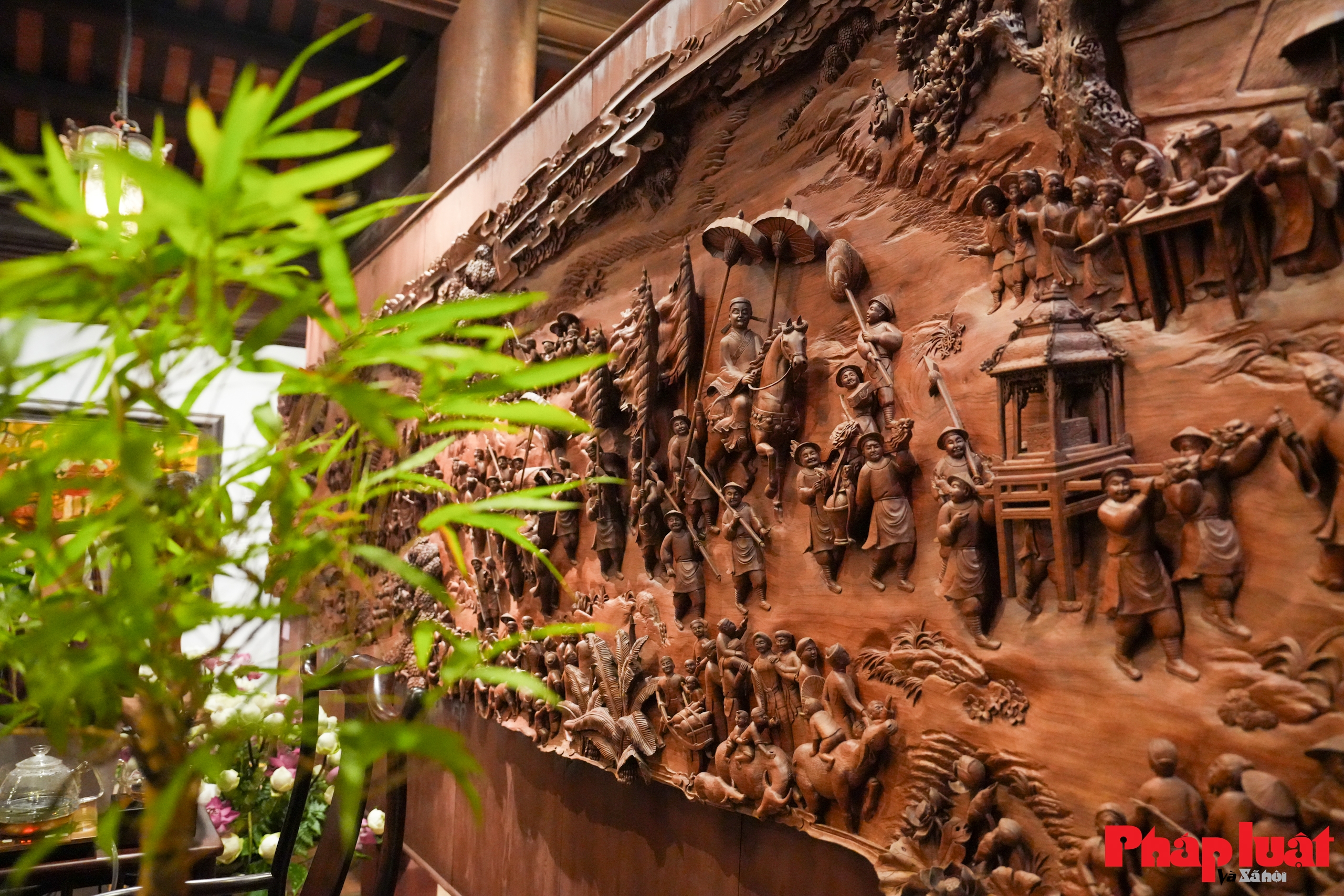 Cận cảnh bức tranh gỗ 