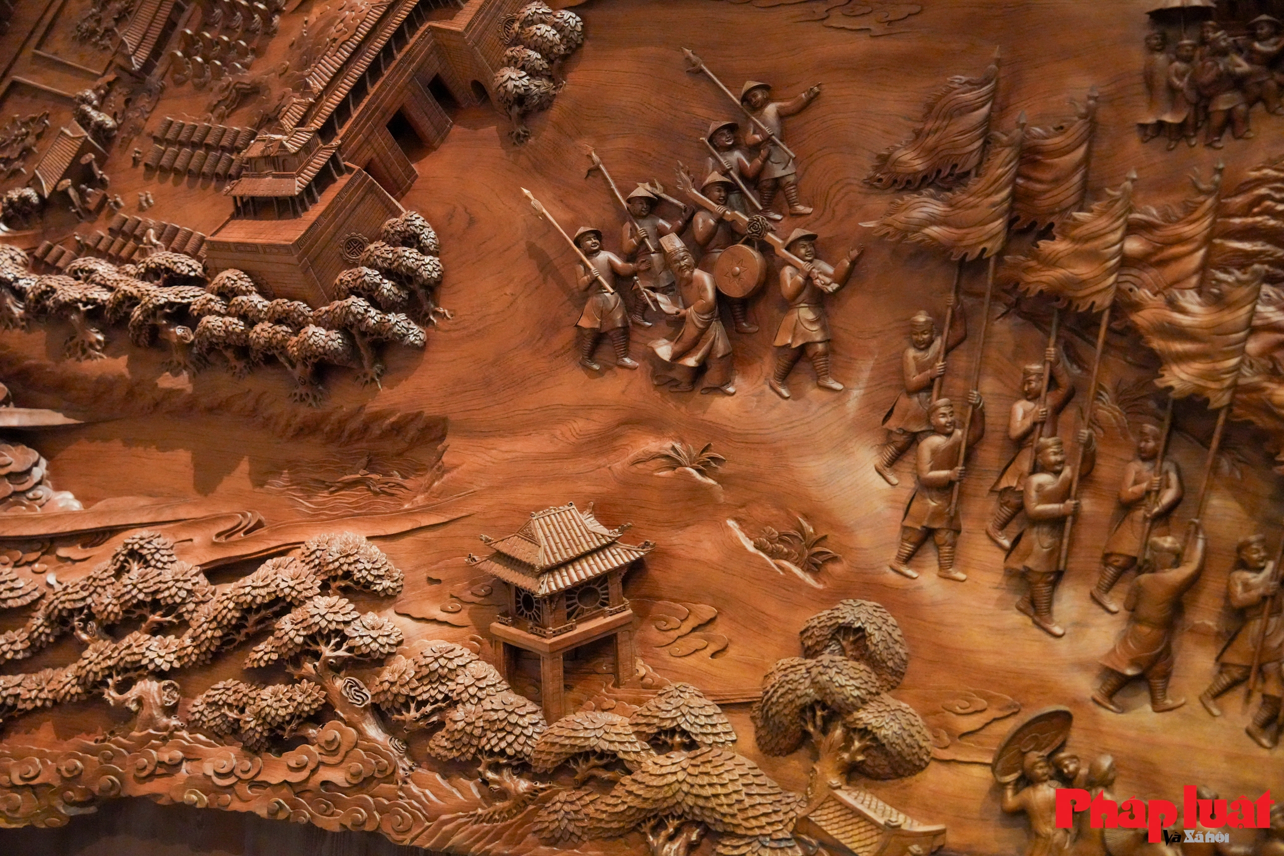 Cận cảnh bức tranh gỗ 