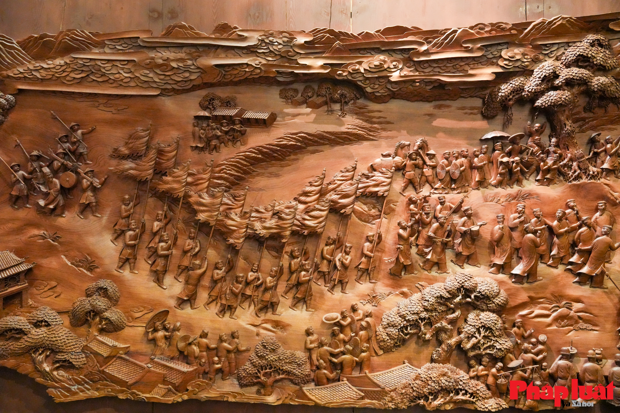 Cận cảnh bức tranh gỗ 