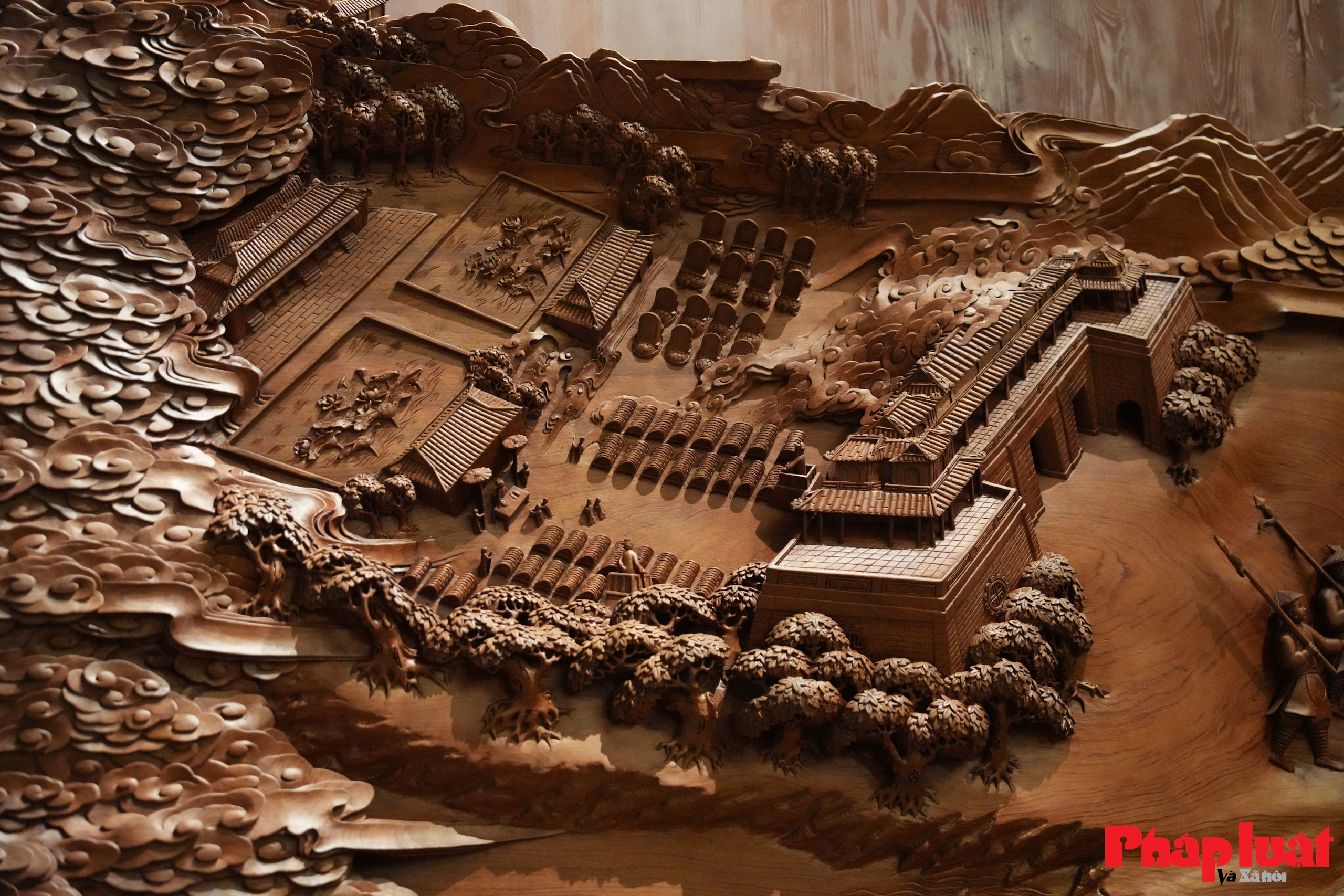 Cận cảnh bức tranh gỗ 