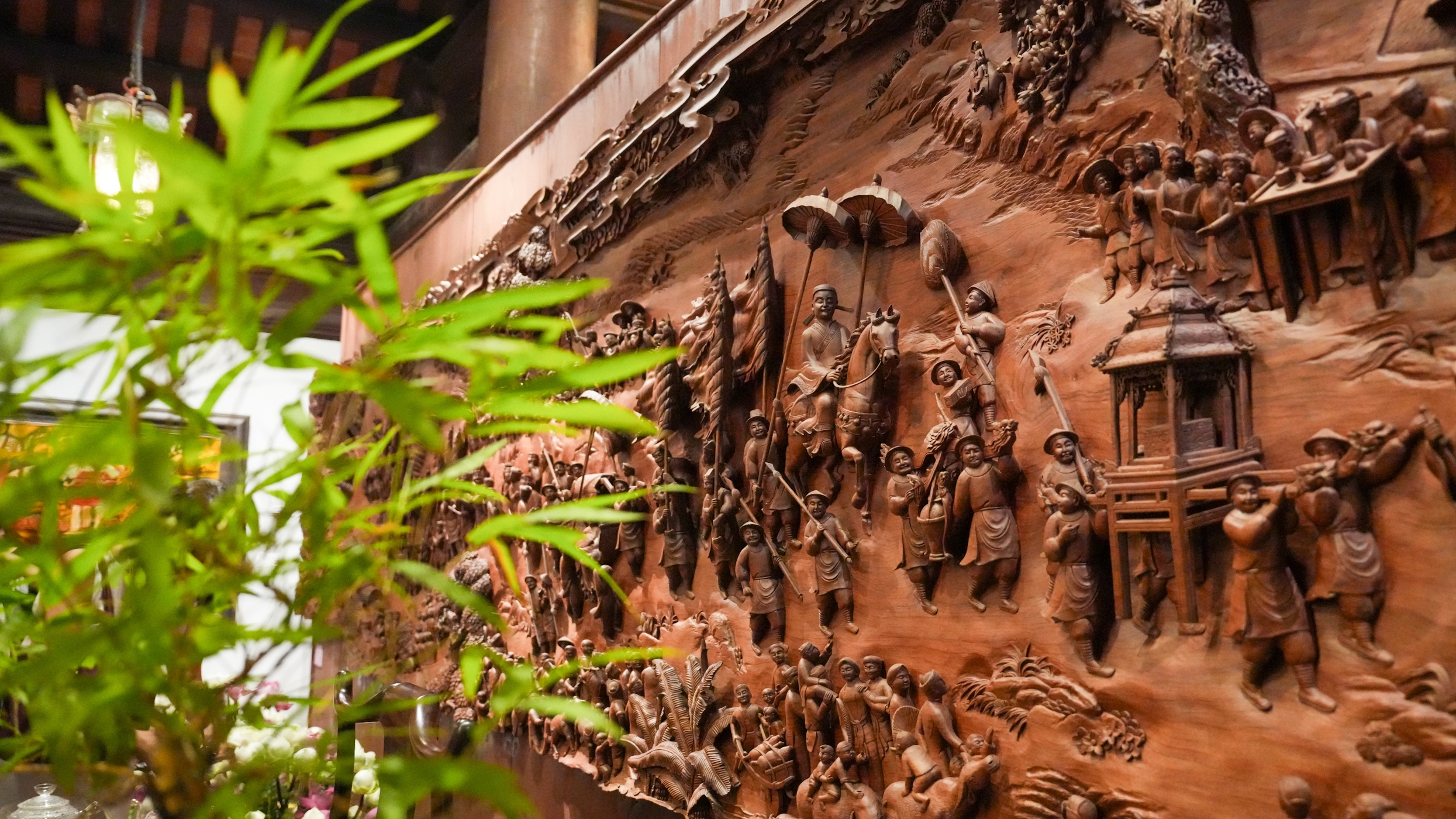 Cận cảnh bức tranh gỗ "Vinh quy bái tổ" đặc biệt Hà Nội vừa trao tặng Văn Miếu - Quốc Tử Giám