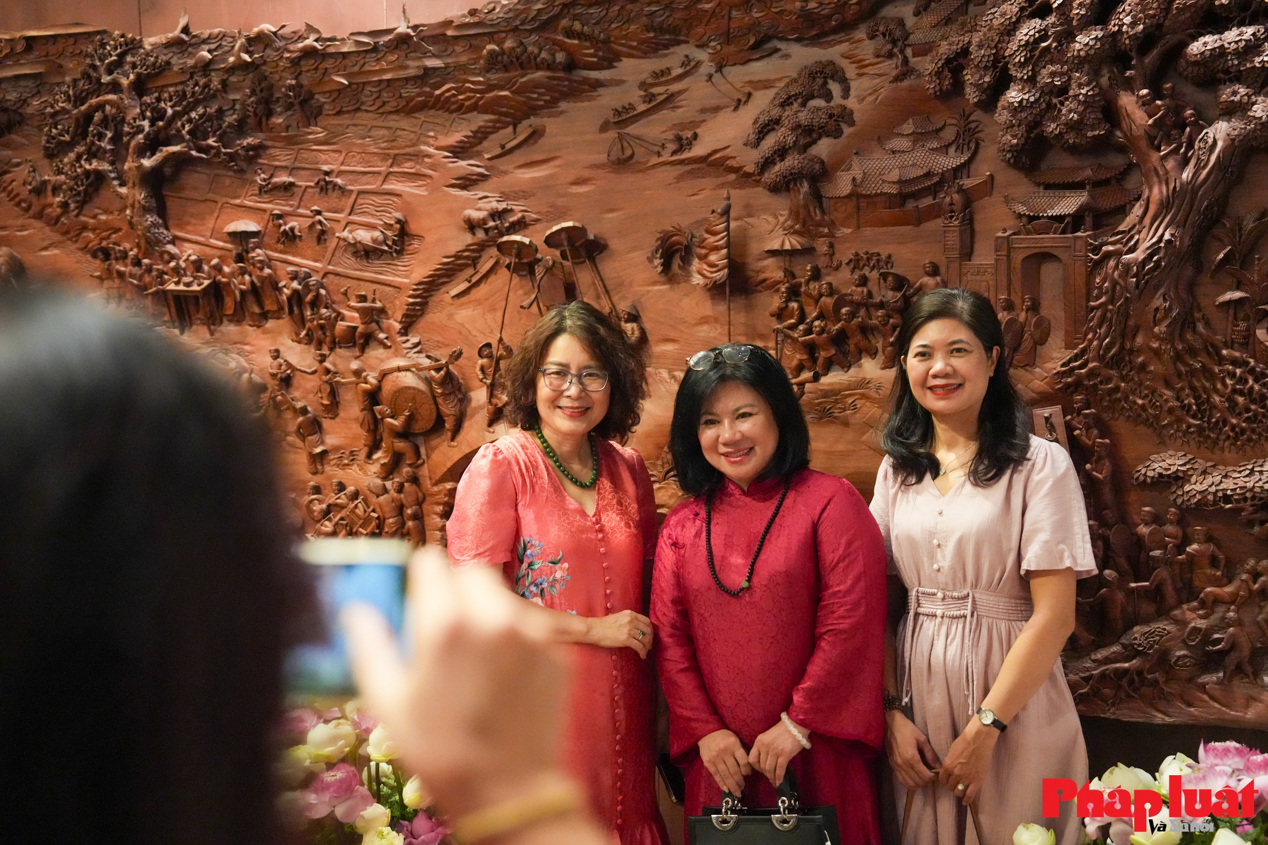 Cận cảnh bức tranh gỗ 