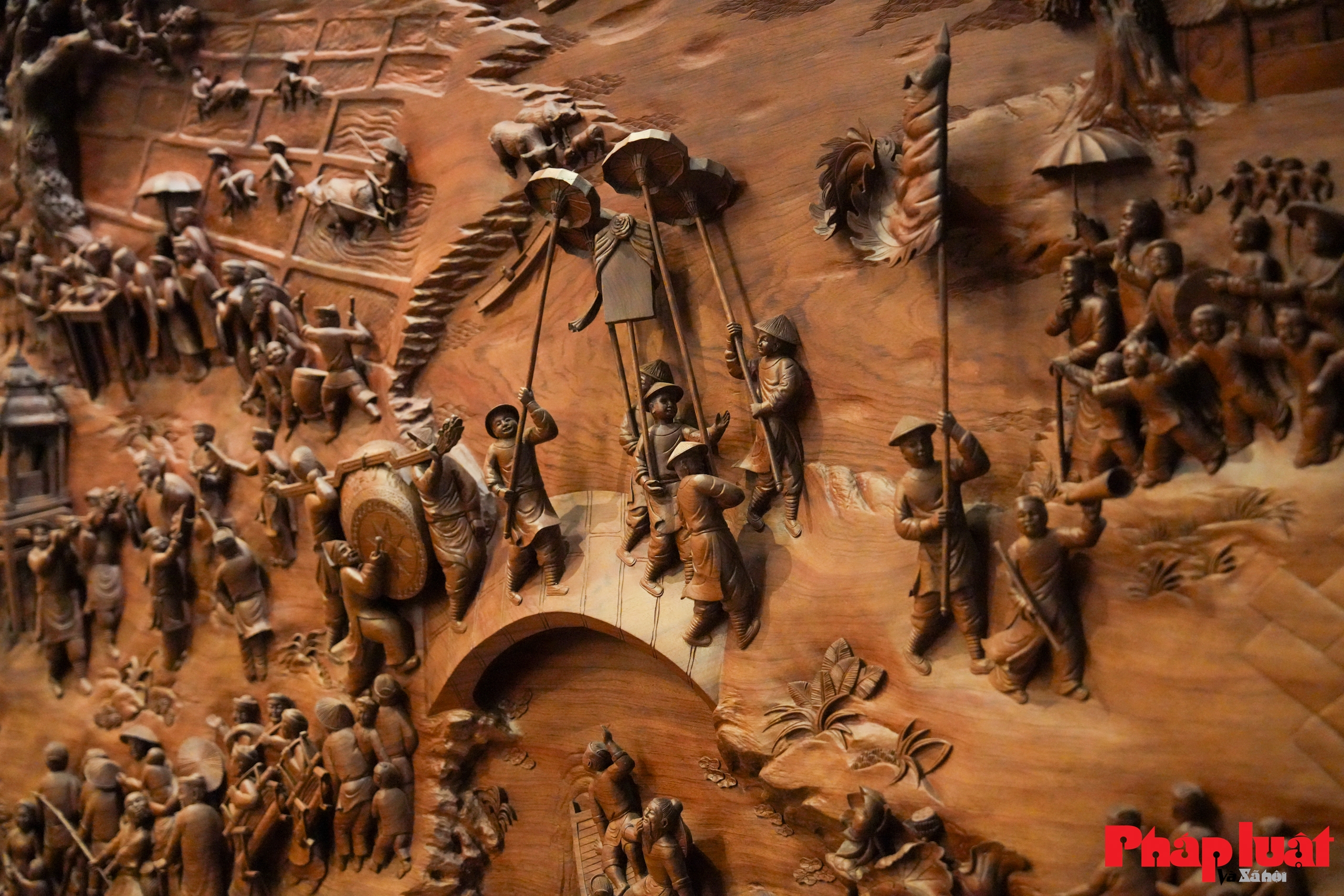 Cận cảnh bức tranh gỗ 