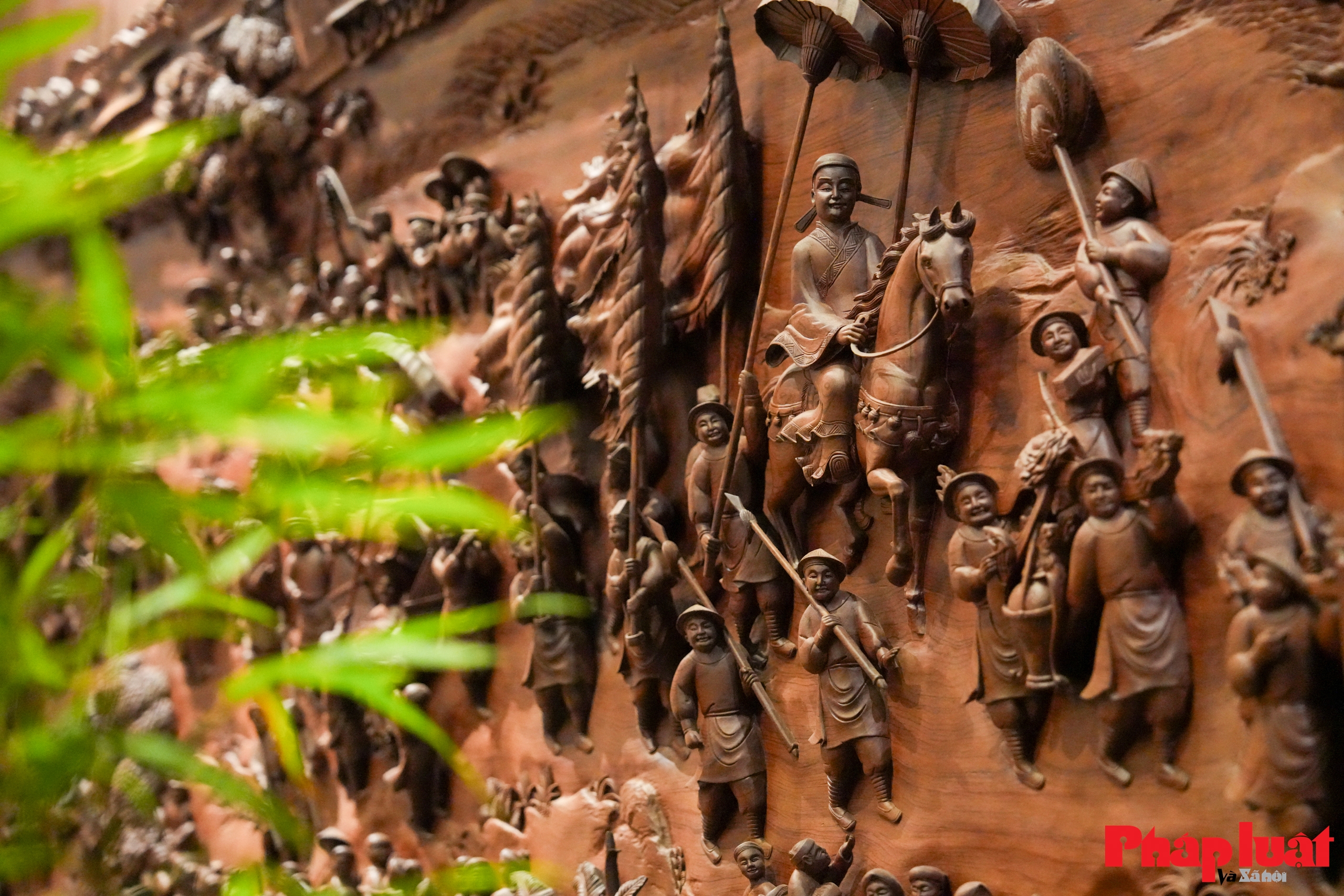 Cận cảnh bức tranh gỗ 