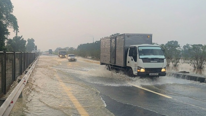 Cao tốc Hà Nội – Thái Nguyên vẫn ngập sâu, phát sinh thêm điểm ngập mới sau mưa lũ