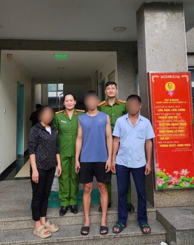 Công an phường Phú Diễn bàn giao cháu V cho gia đình. Ảnh: CQCA