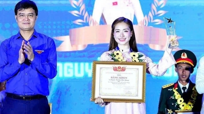 Hòa Minzy chia sẻ niềm xúc động khi được trao Bằng khen "Thanh niên sống đẹp"