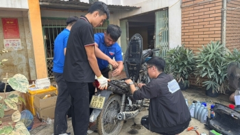 “Trạm sửa xe dã chiến” của tuổi trẻ Thủ đô hỗ trợ người dân vùng lũ