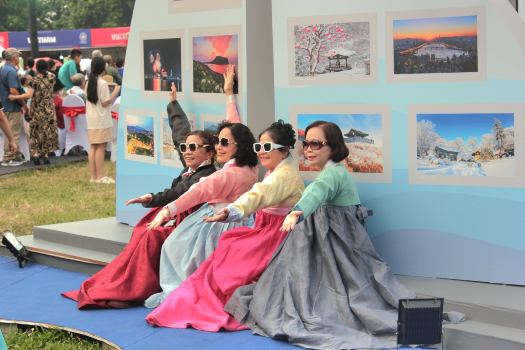 Hành trình kết nối sắc màu quốc tế tại Lễ hội Văn hóa thế giới lần thứ nhất Hà Nội Hành trình kết nối sắc màu quốc tế tại Lễ hội Văn hóa thế giới lần thứ nhất Hà Nội