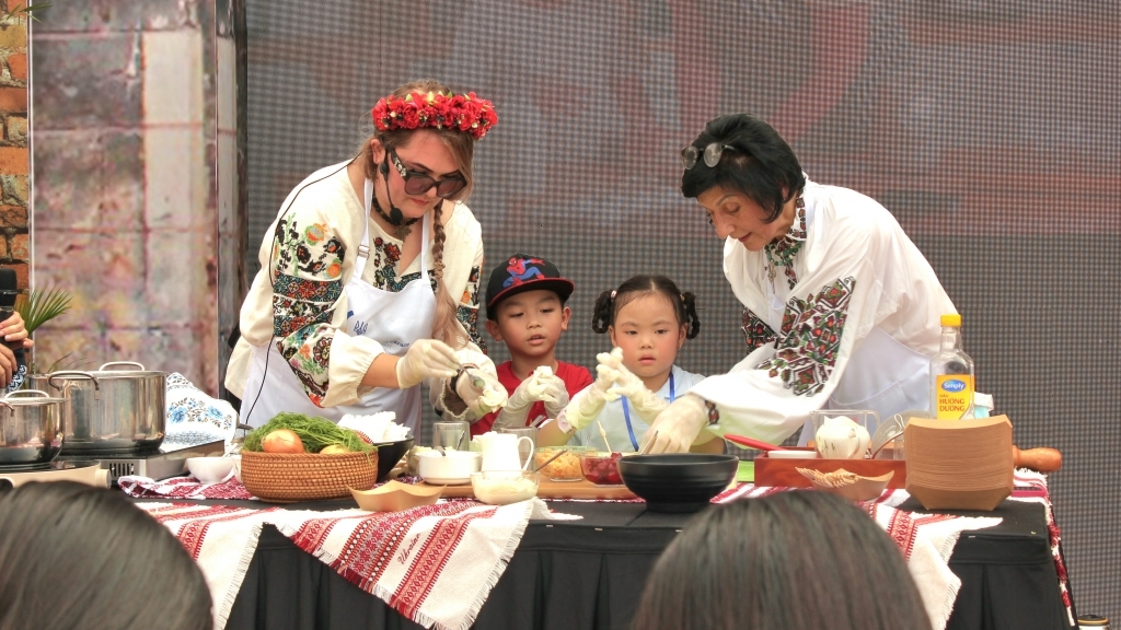 Hành trình kết nối sắc màu quốc tế tại Lễ hội Văn hóa thế giới lần thứ nhất Hà Nội