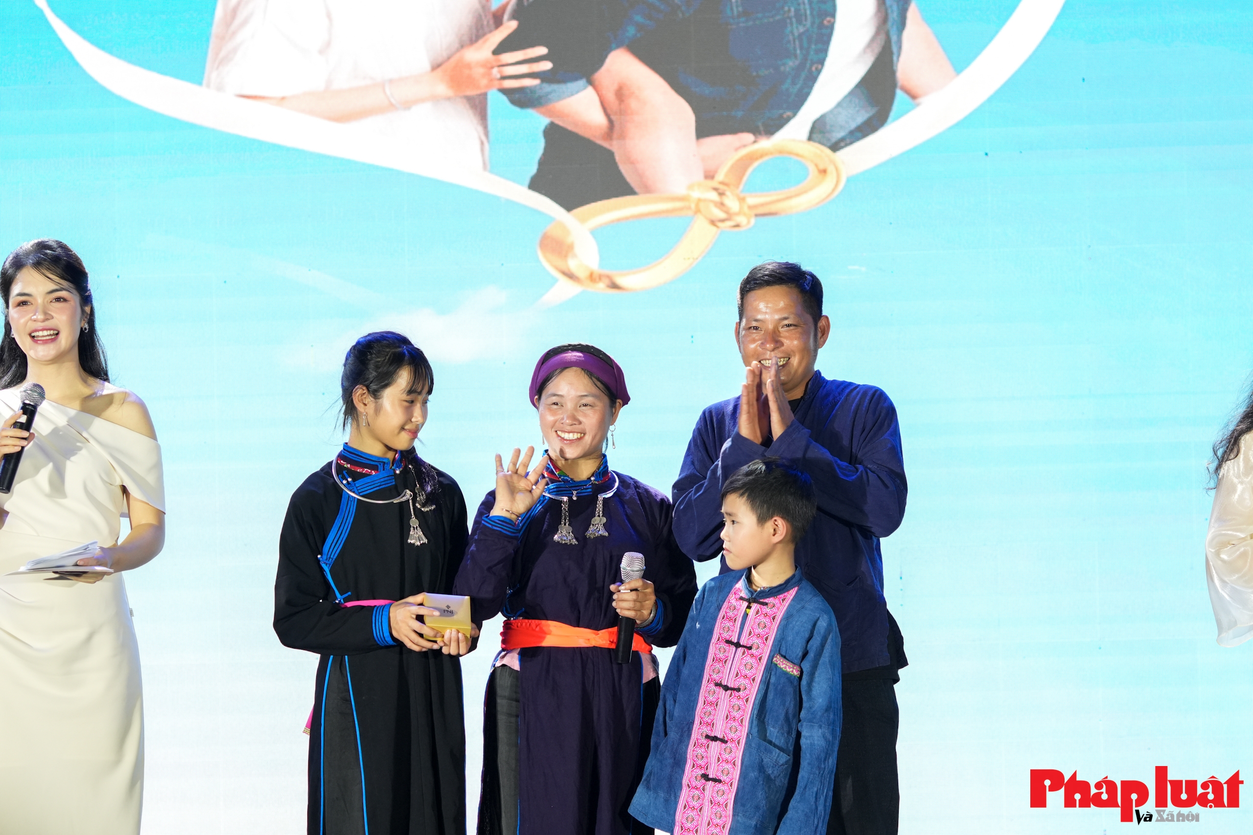 Vợ chồng cầu thủ Quế Ngọc Hải là gia đình trẻ tiêu biểu toàn quốc năm 2025