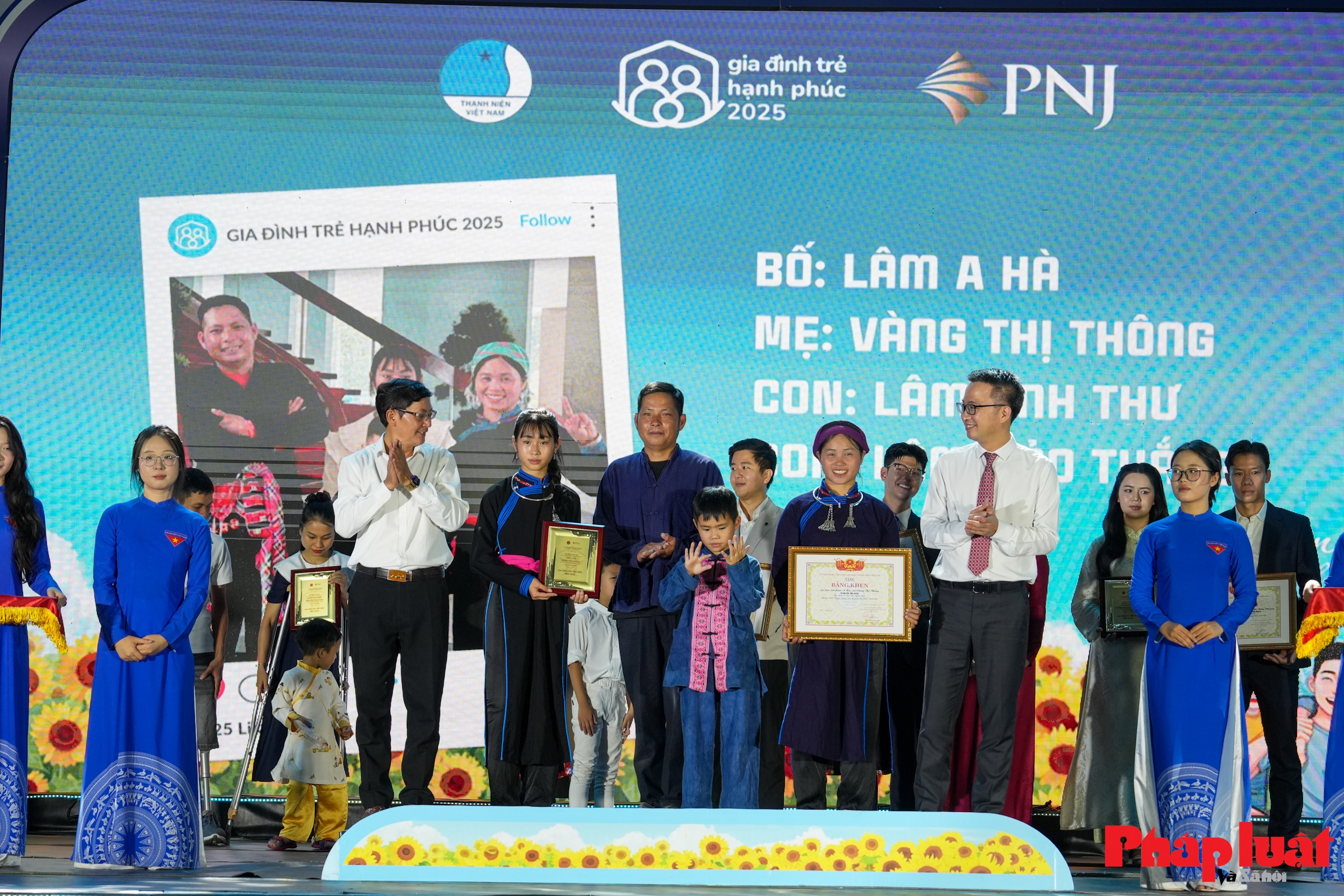 Vợ chồng cầu thủ Quế Ngọc Hải là gia đình trẻ tiêu biểu toàn quốc năm 2025