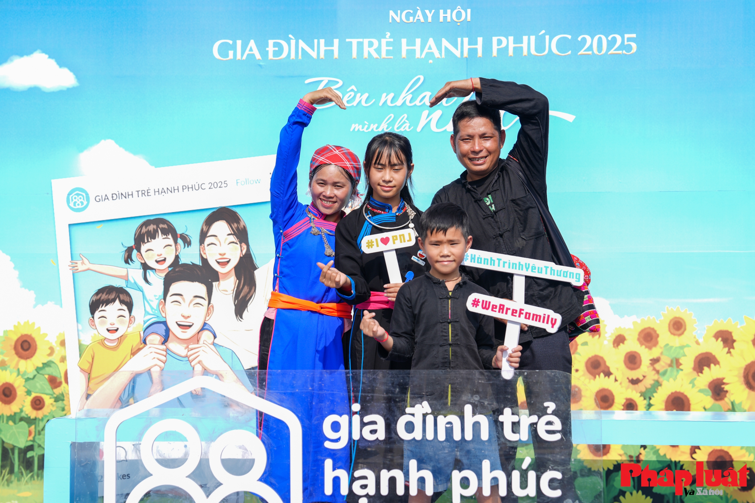 Vợ chồng cầu thủ Quế Ngọc Hải là gia đình trẻ tiêu biểu toàn quốc năm 2025