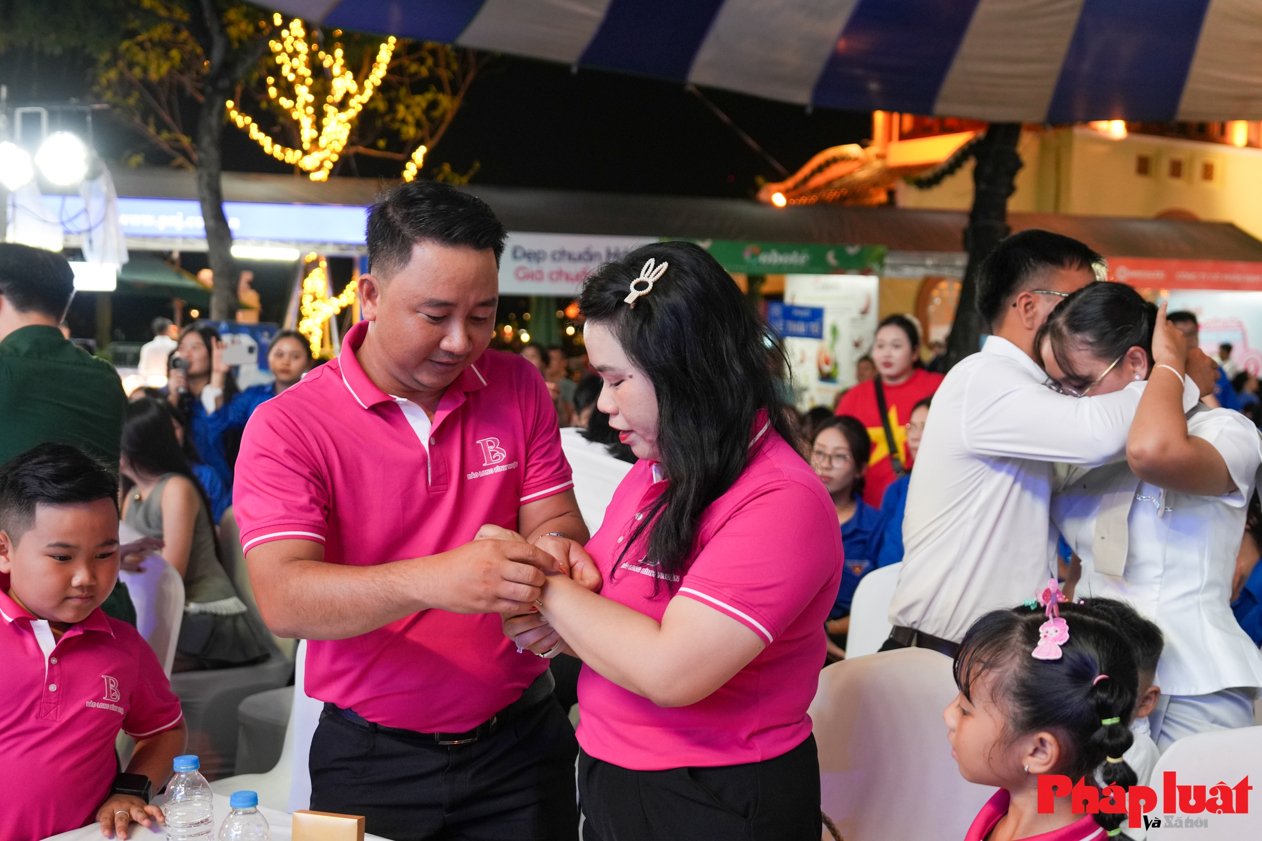 Vợ chồng cầu thủ Quế Ngọc Hải là gia đình trẻ tiêu biểu toàn quốc năm 2025