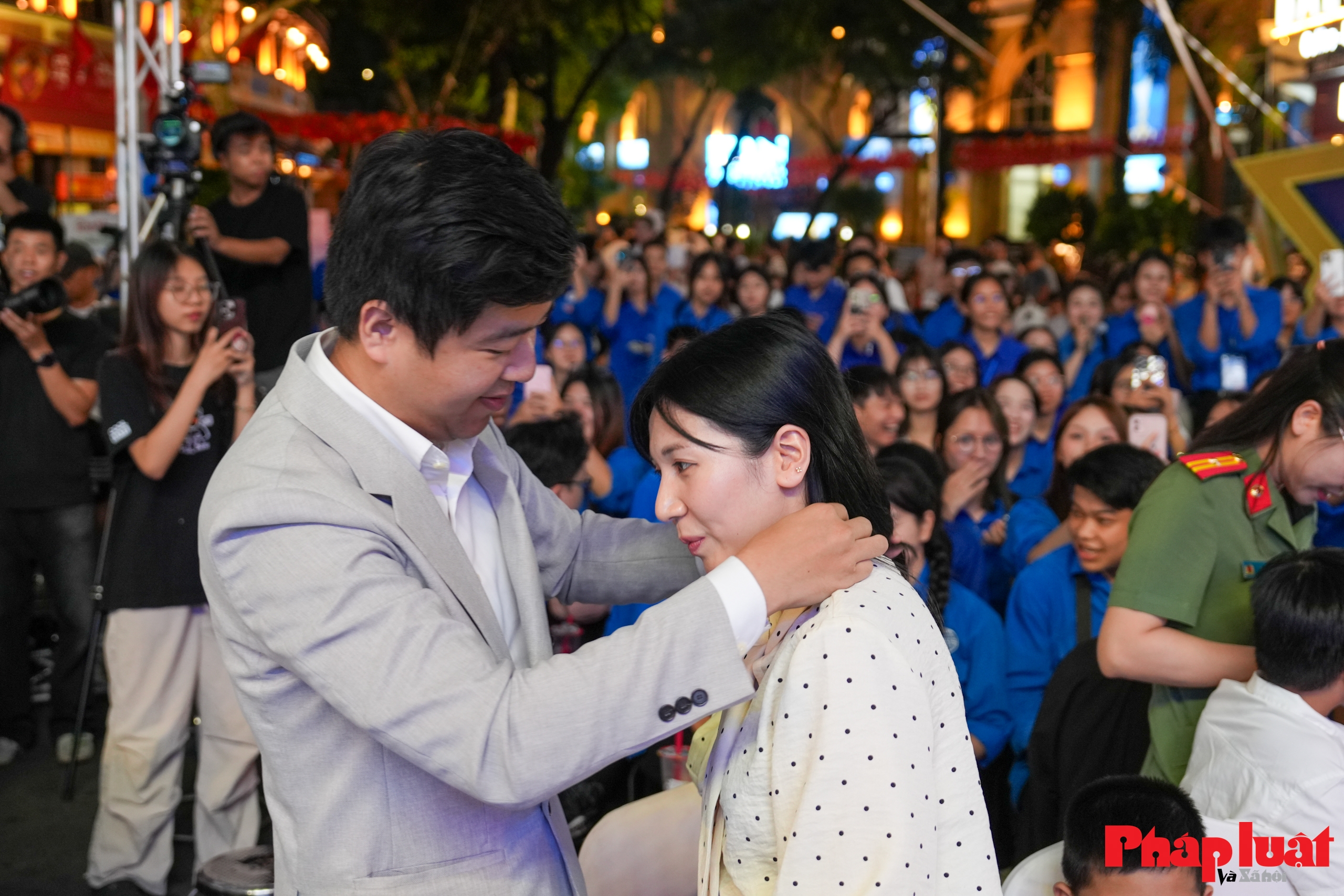 Vợ chồng cầu thủ Quế Ngọc Hải là gia đình trẻ tiêu biểu toàn quốc năm 2025