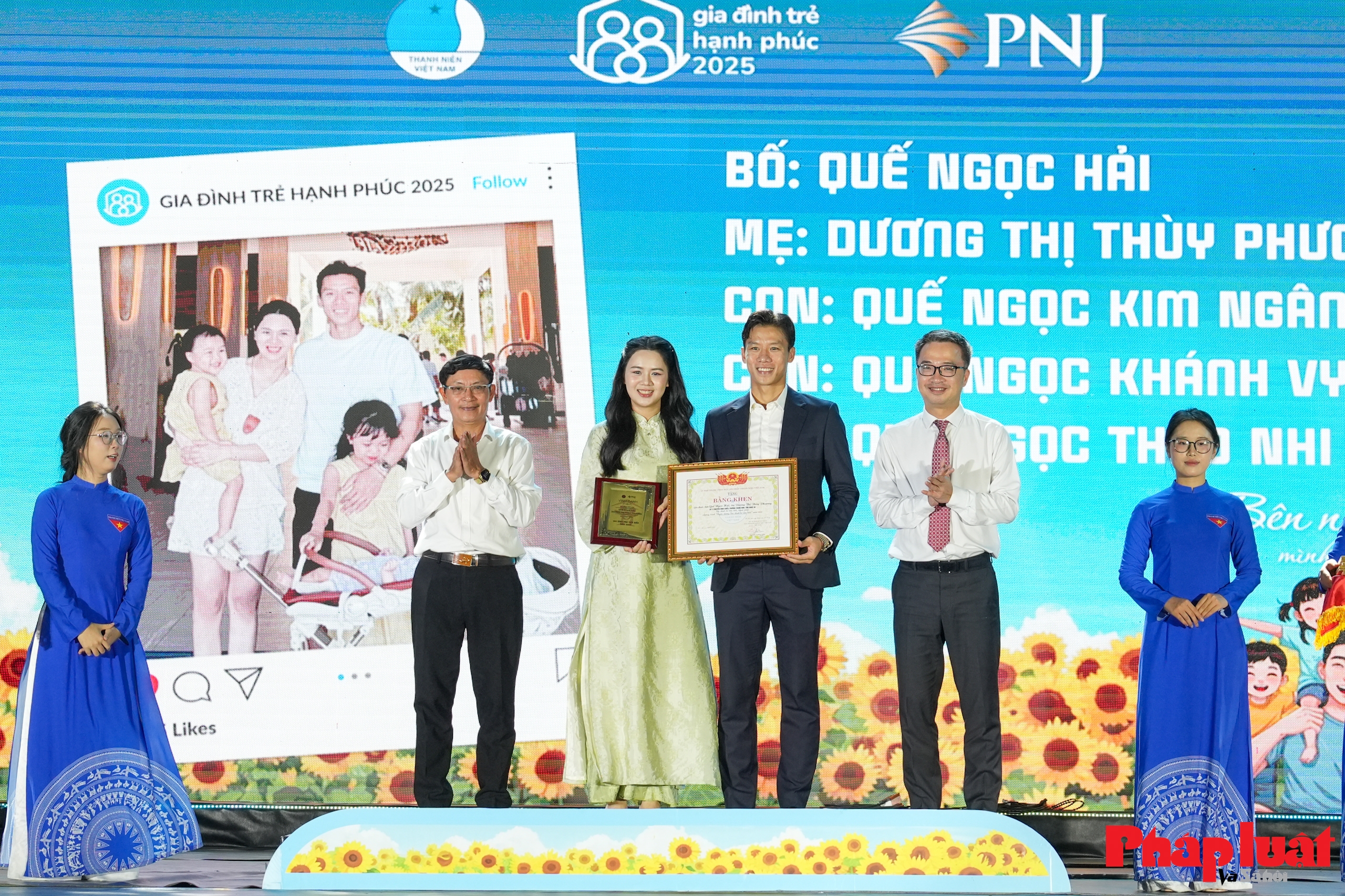 Vợ chồng cầu thủ Quế Ngọc Hải là gia đình trẻ tiêu biểu toàn quốc năm 2025