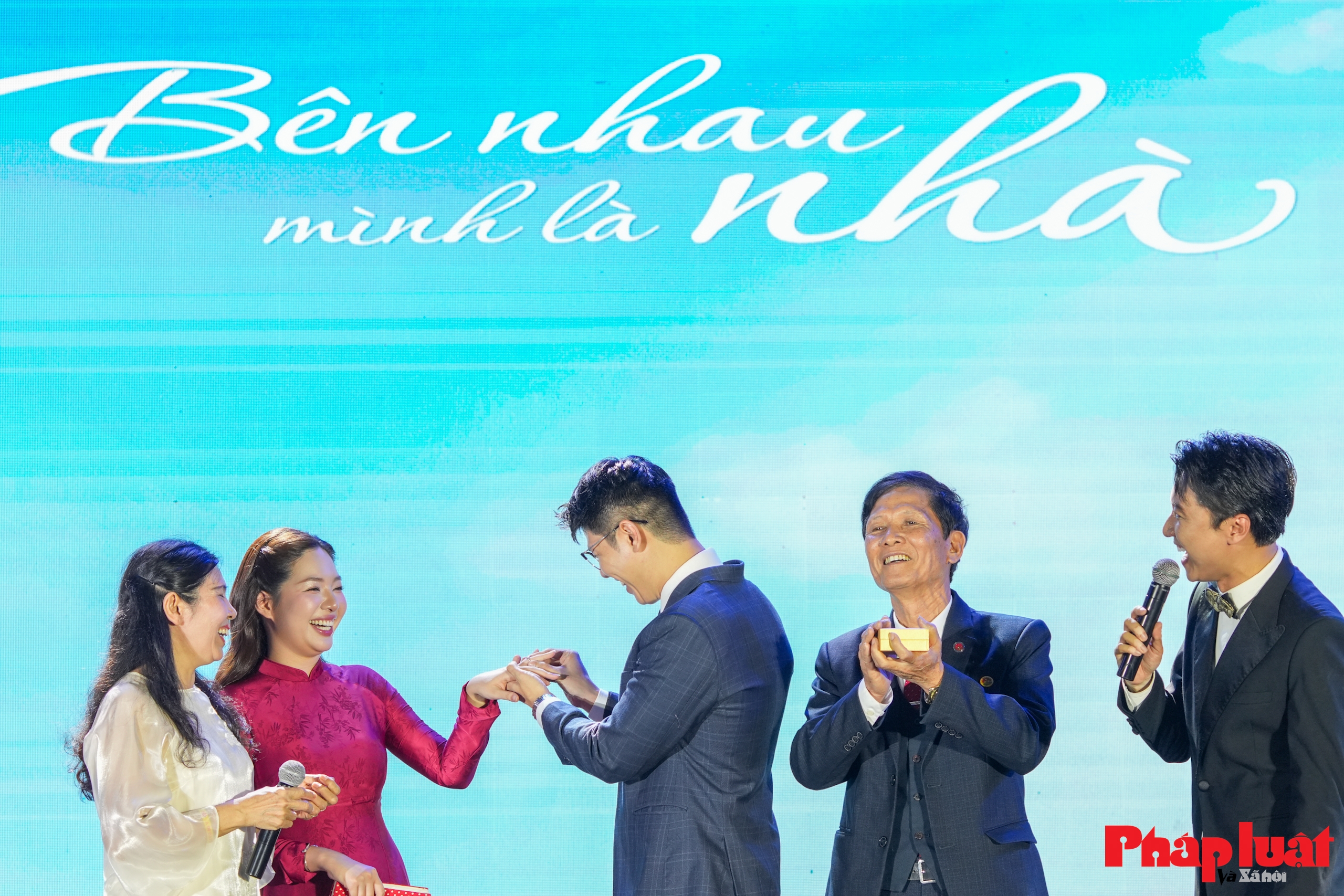 Vợ chồng cầu thủ Quế Ngọc Hải là gia đình trẻ tiêu biểu toàn quốc năm 2025