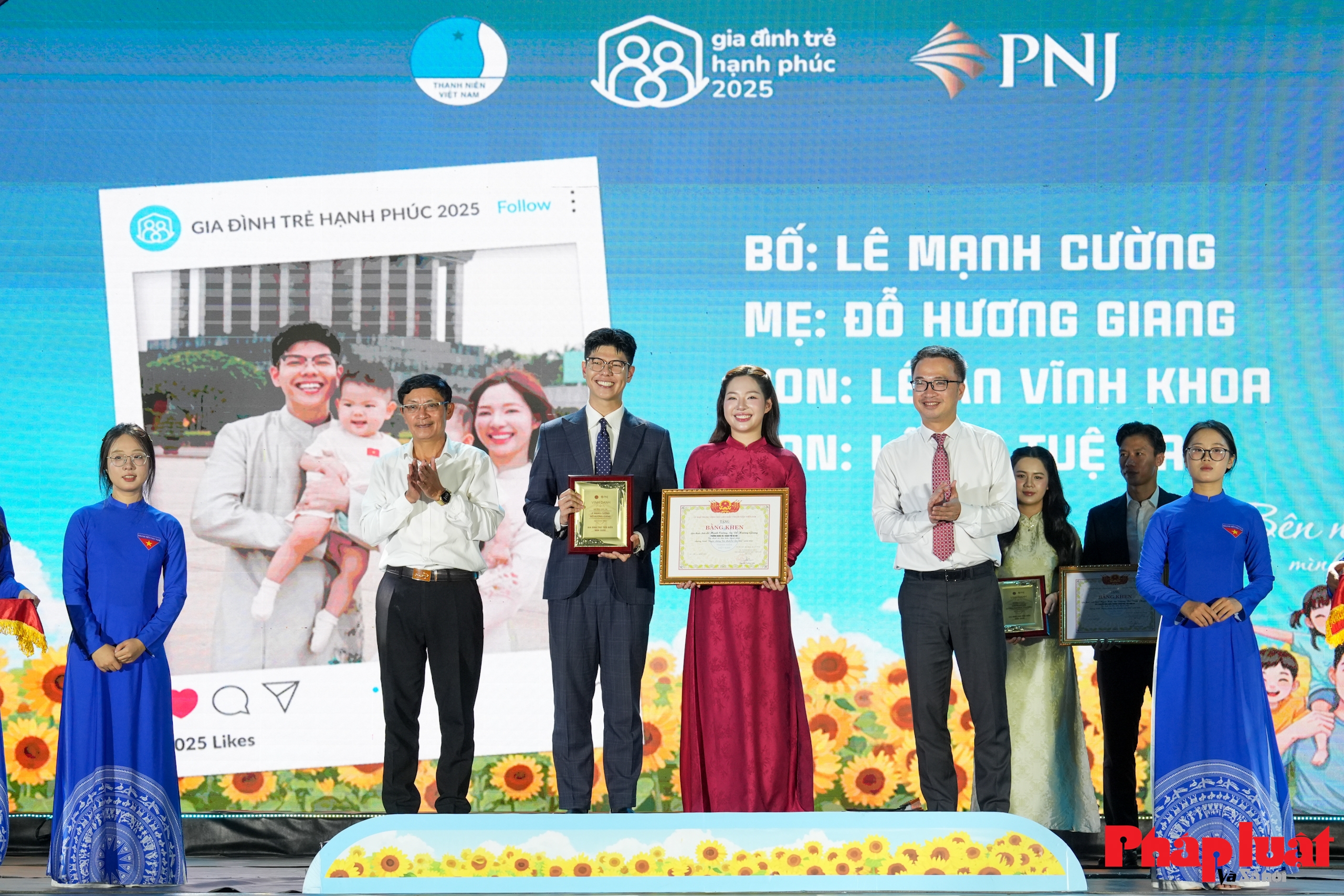 Vợ chồng cầu thủ Quế Ngọc Hải là gia đình trẻ tiêu biểu toàn quốc năm 2025