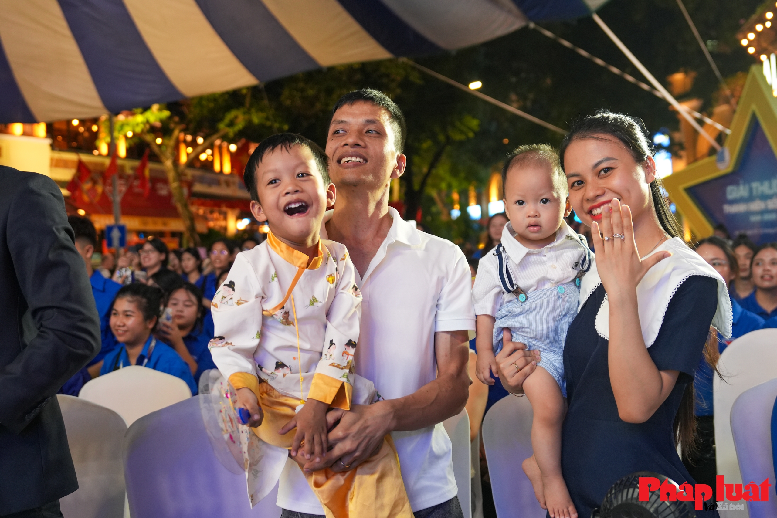 Vợ chồng cầu thủ Quế Ngọc Hải là gia đình trẻ tiêu biểu toàn quốc năm 2025