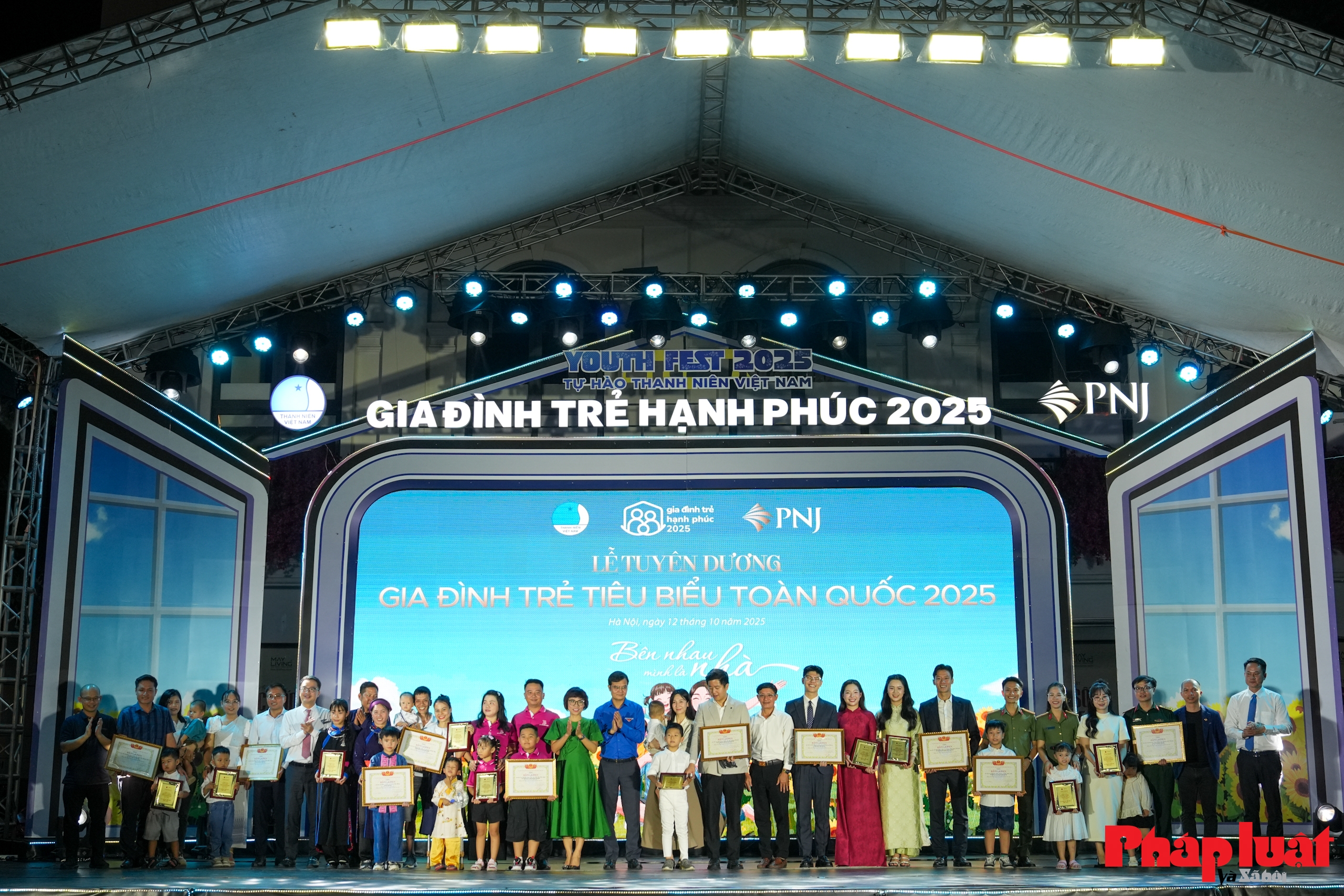 Vợ chồng cầu thủ Quế Ngọc Hải là gia đình trẻ tiêu biểu toàn quốc năm 2025